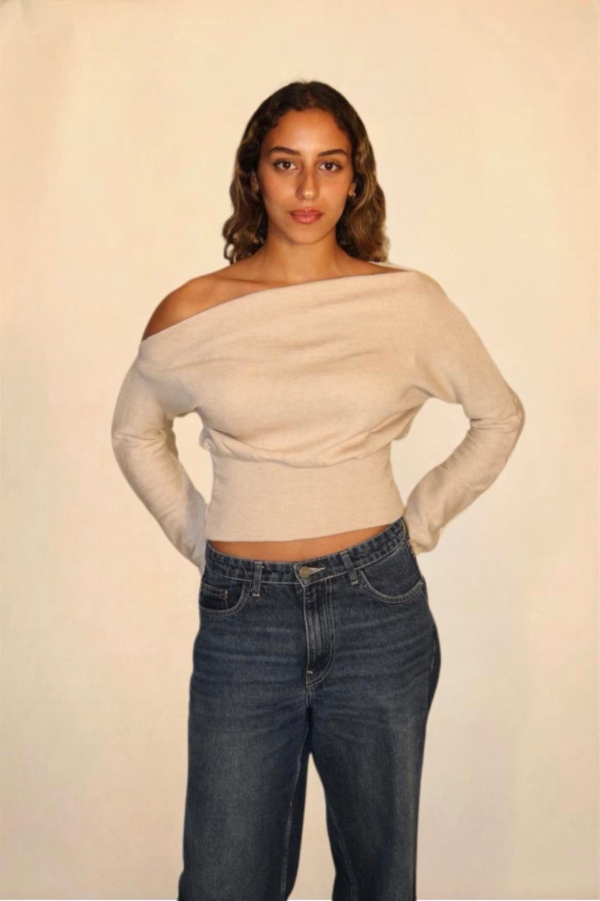 The off-shoulder sweater in beige