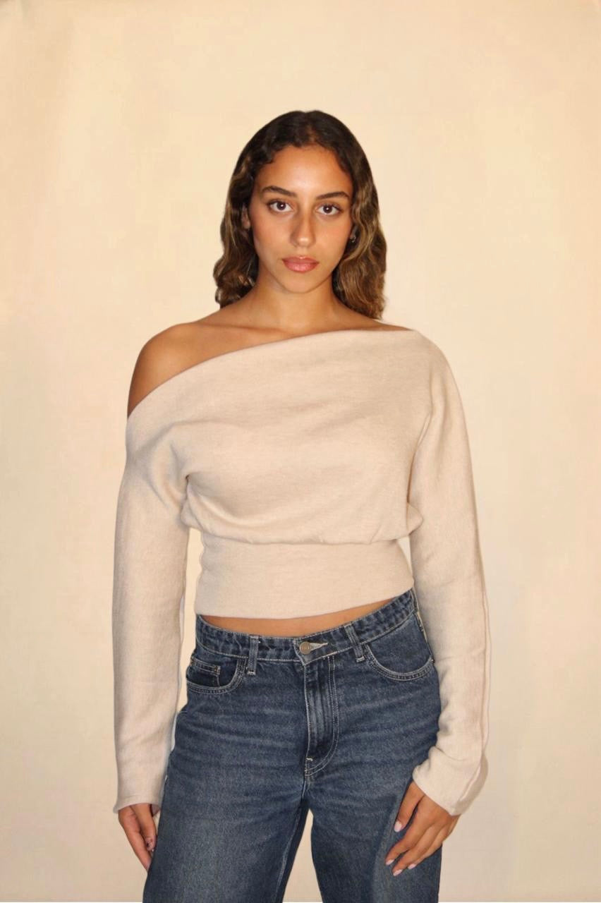 The off-shoulder sweater in beige