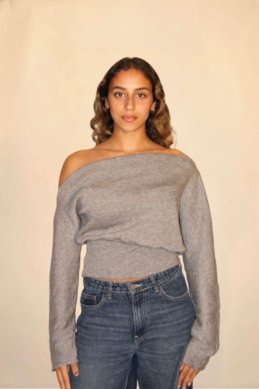 The off-shoulder sweater in grey