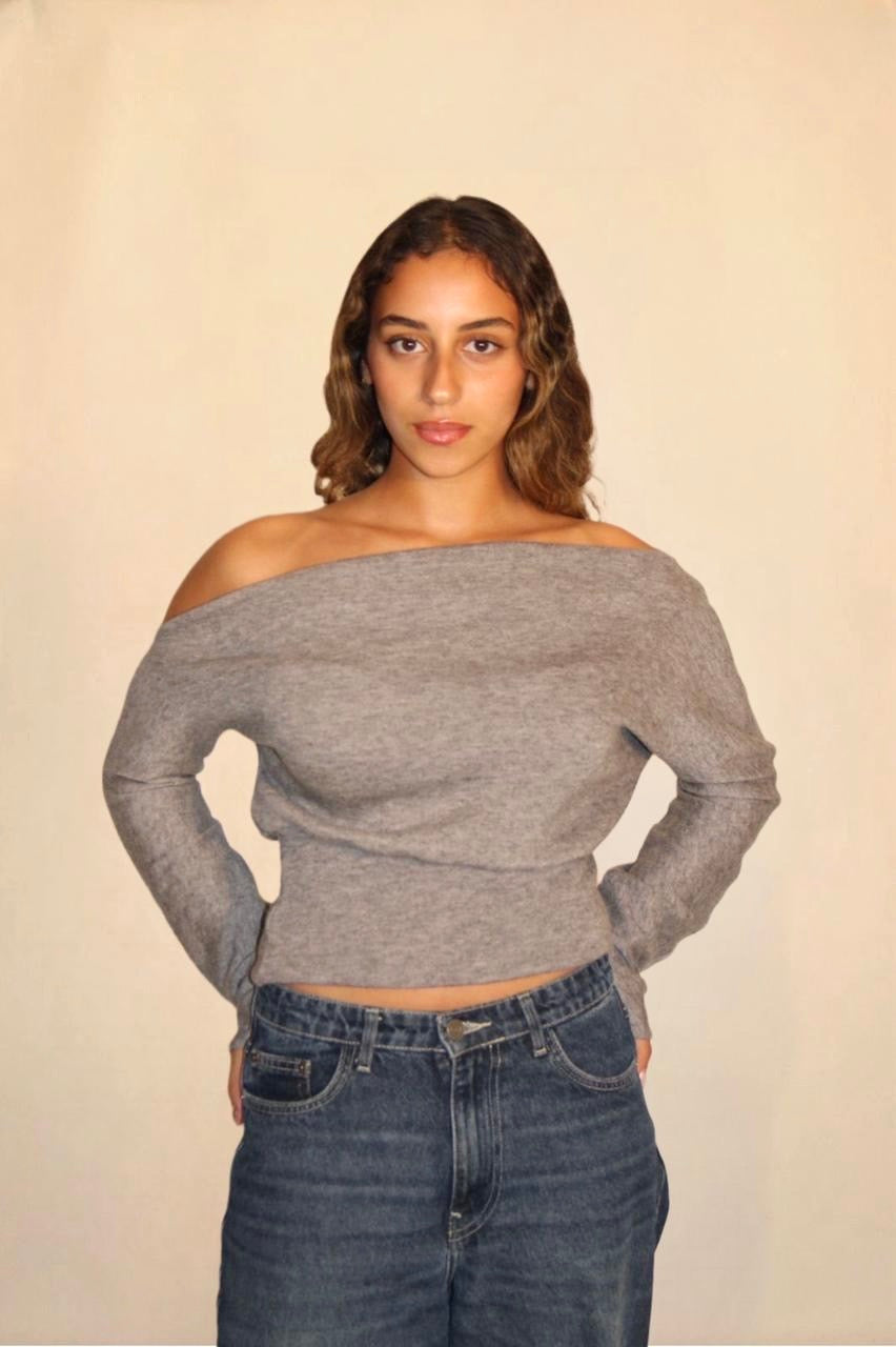 The off-shoulder sweater in grey